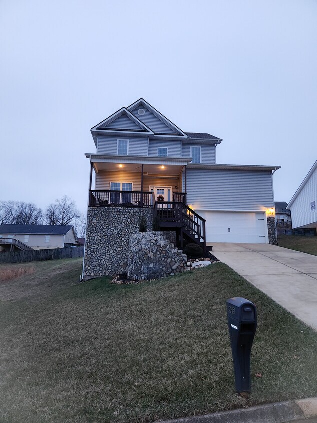 Primary Photo - 3923 Mountain Vista Rd