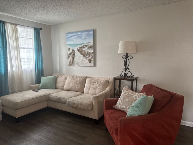 Building Photo - Fully Renovated 2 Bed / 1 Bath Apartment! ...