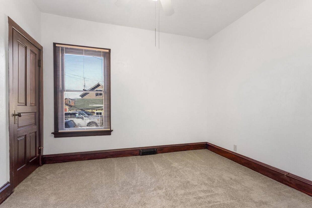 1er BR - 913 Saint Clair Ave