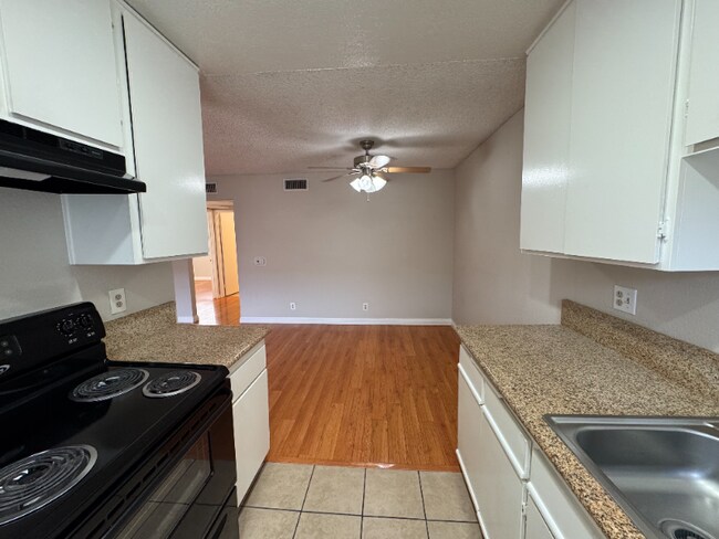 Building Photo - 626 E Verdugo Ave