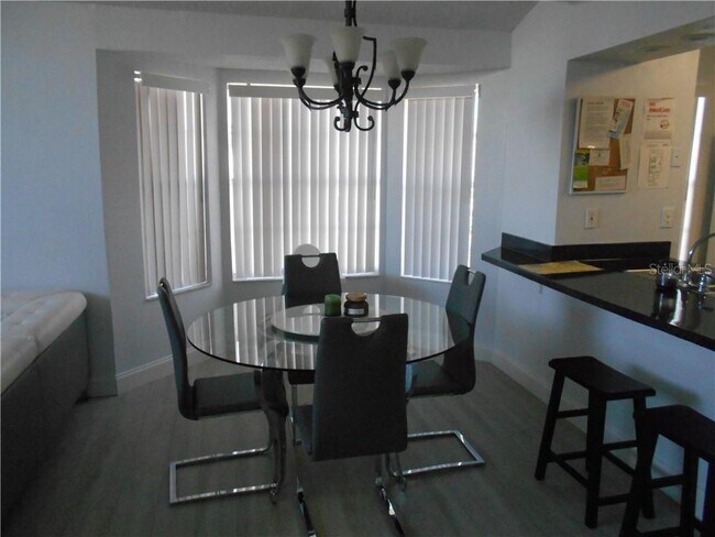 Foto del edificio - 2452 Sweetwater Club Cir