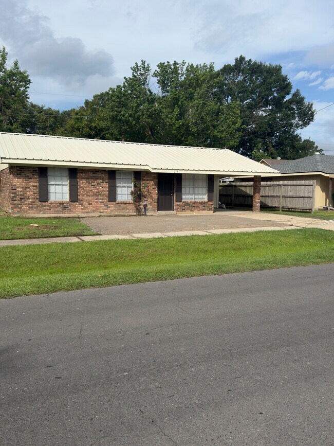 Foto del edificio - 214 Guidry Rd