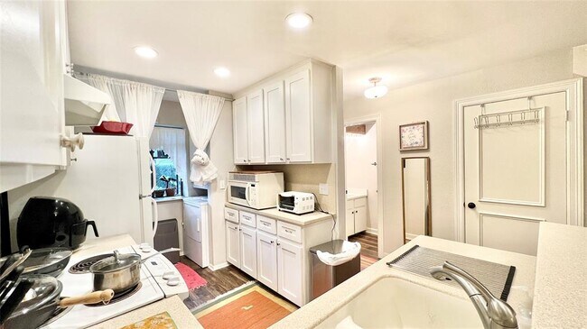 Foto del edificio - 7122 Wood Hollow Dr