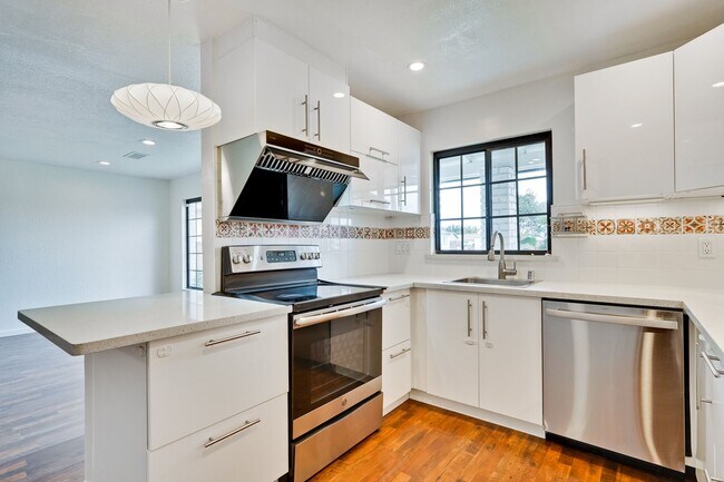 Building Photo - For Rent – Beautiful Single-Level Home in Prime Newark Neighborhood