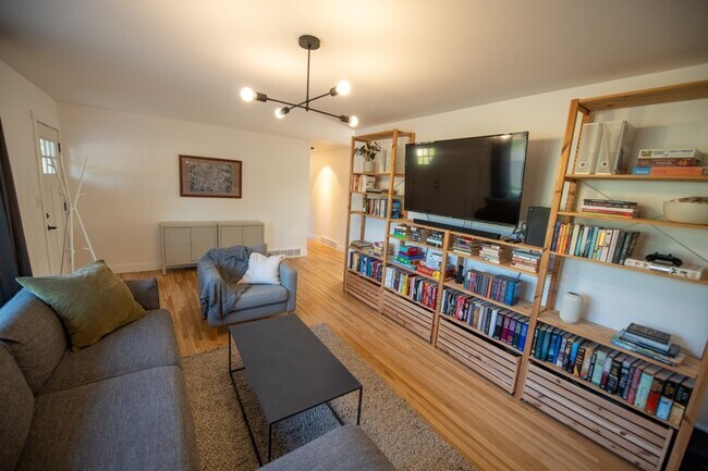 Foto del edificio - 757 N Hills Dr