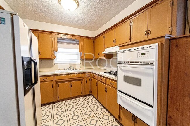 Foto del edificio - 3 Bedroom Home with 2-Car Garage and Covered Parking