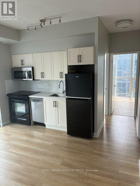 Building Photo - 126 Simcoe St