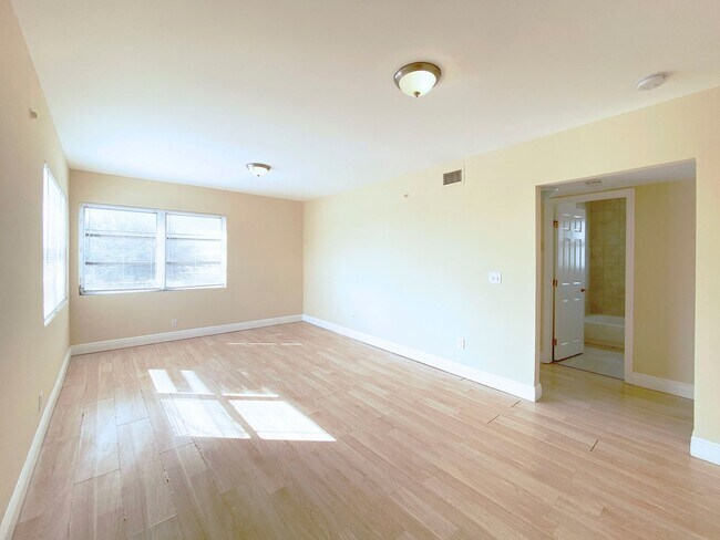 Foto del edificio - Spacious 2 Bedroom/ 1 Bath Available NOW!