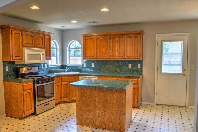 Building Photo - Charming home 3 car garage in Bixby.