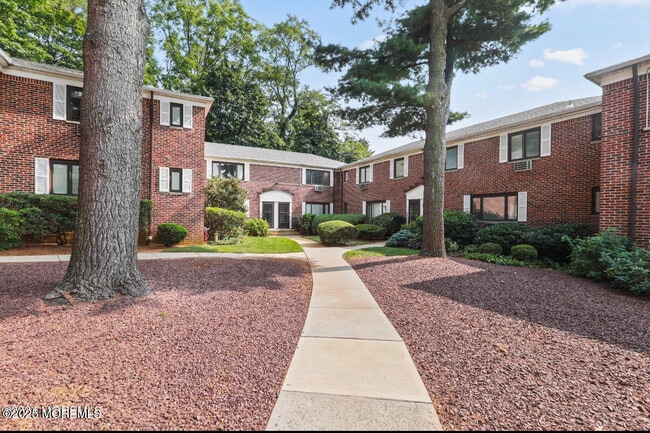 Building Photo - 209 Manor E