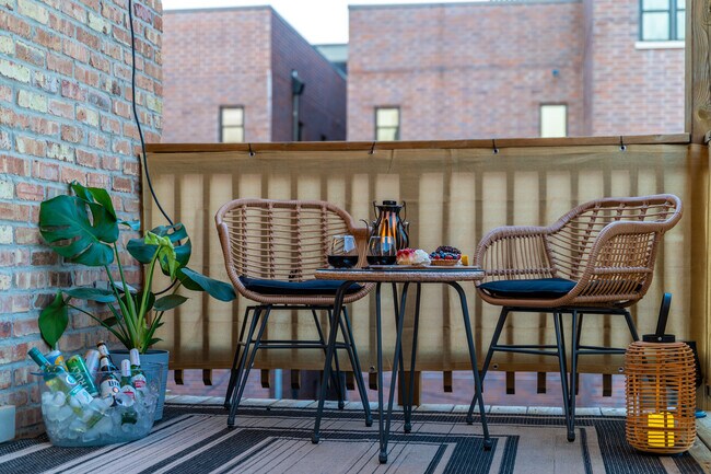 Foto del edificio - 2117 W Irving Park Rd