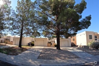 Building Photo - 2717 Fairway Dr