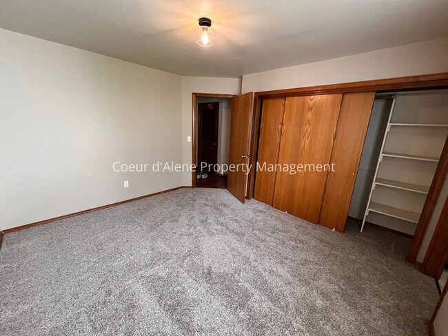 Foto del edificio - 8233 N Ridgewood Dr
