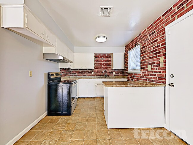 Building Photo - 1901 Georgina Dr