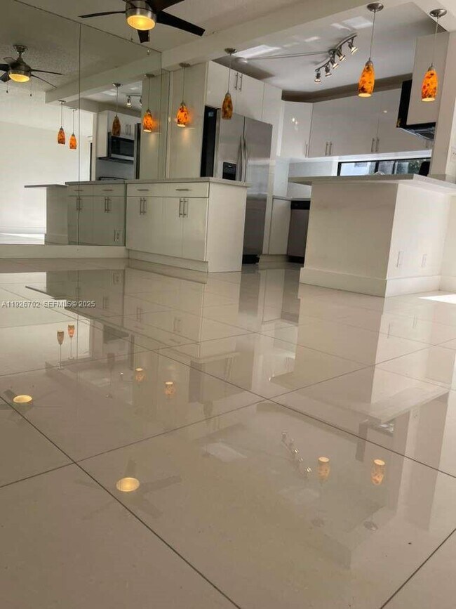 Foto del edificio - 17021 N Bay Rd