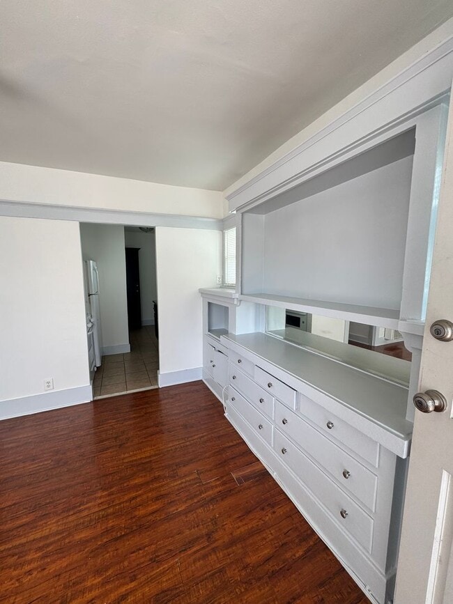 Building Photo - Spacious 1 Bedroom in Long Beach !