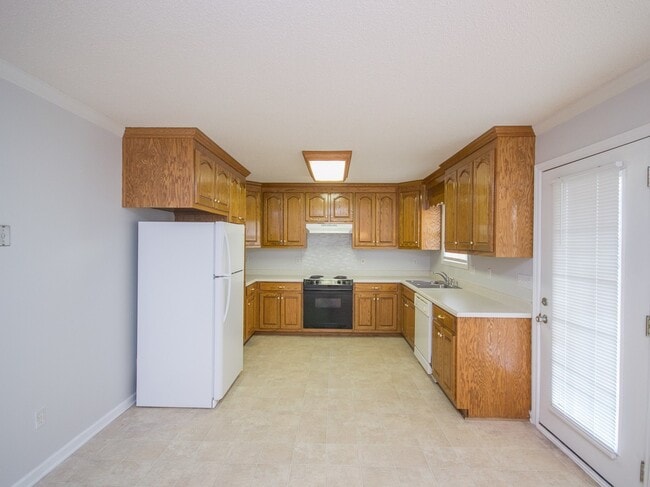 Building Photo - Beautiful full brick home!