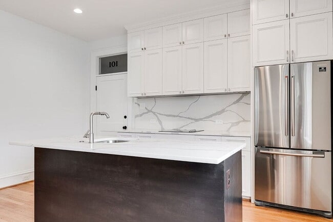 Building Photo - 2025 Monument Ave