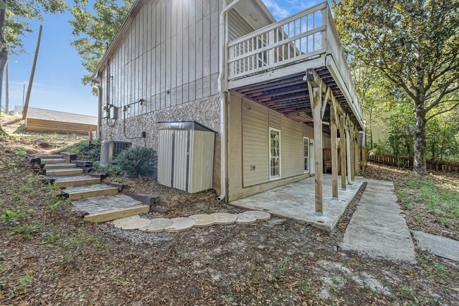 Building Photo - Private Walkout Basement Unit Overlooking ...