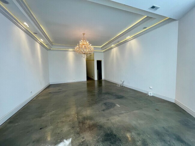 Building Photo - 839 N California Ave