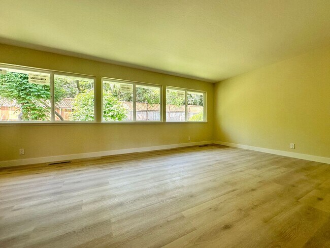 Foto del edificio - Spacious 4 Bed 2.5 Bath South Los Altos Home - Pool! Great Schools!