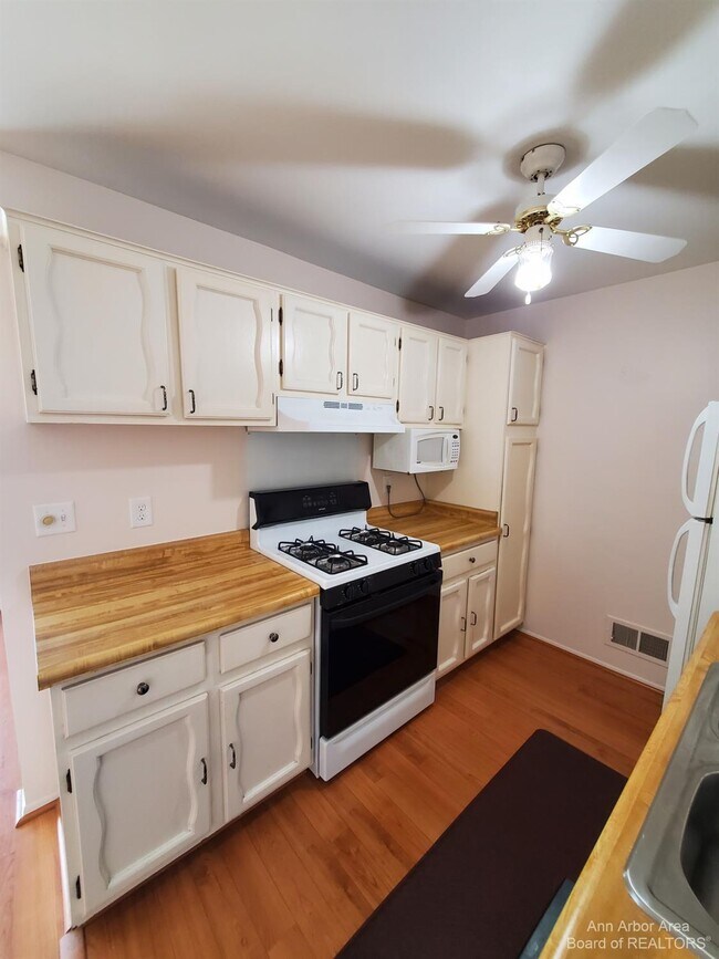 40149 Newport Dr, Plymouth, MI 48170 Condo for Rent in Plymouth, MI