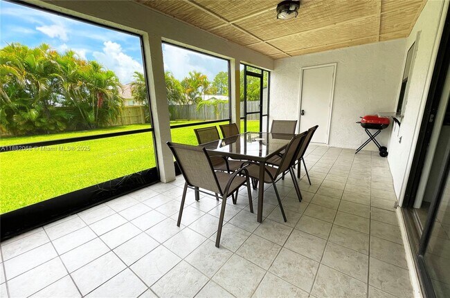 Foto del edificio - 722 SE Thanksgiving Ave