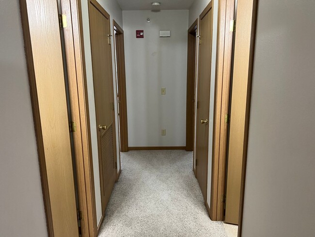 Building Photo - Pre Leasing for 2026-2027 School Year!