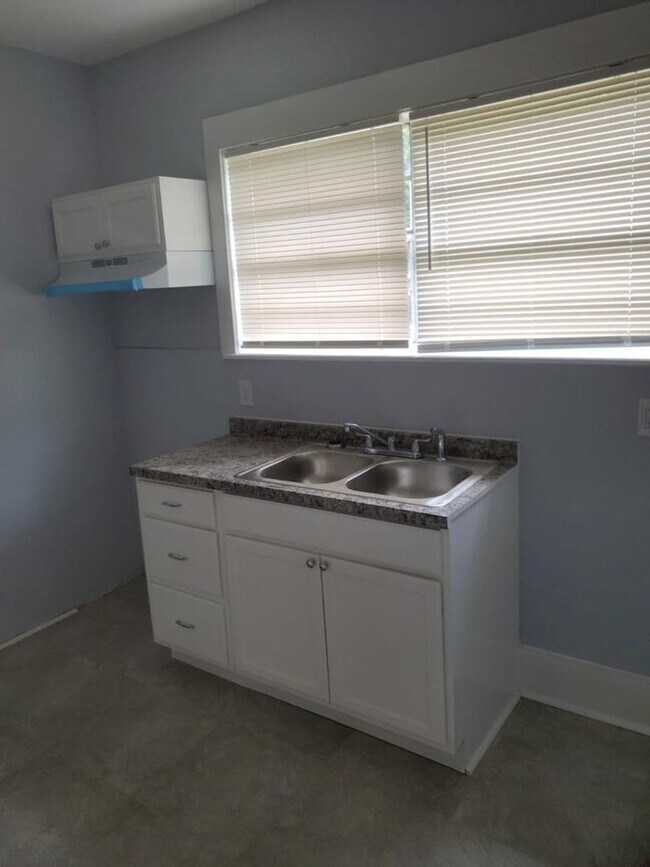Building Photo - Fully Renovated 3/2 Single Family Ready for Move In!
