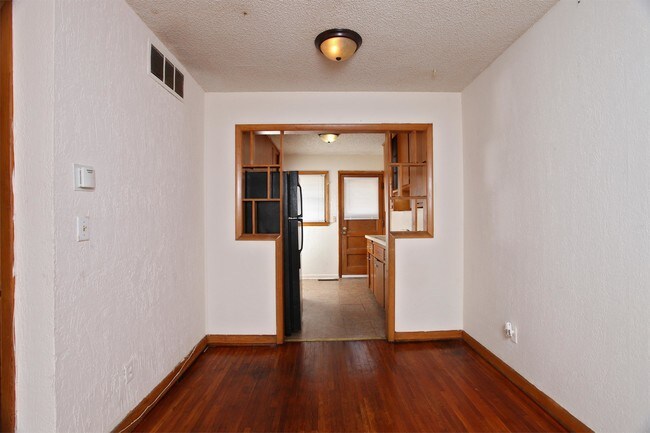 Building Photo - 922-926 S Mission Rd