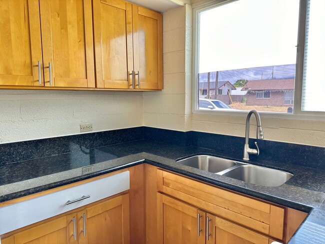 Building Photo - Spacious 2 Bedroom / 1 Bath Main House in ...