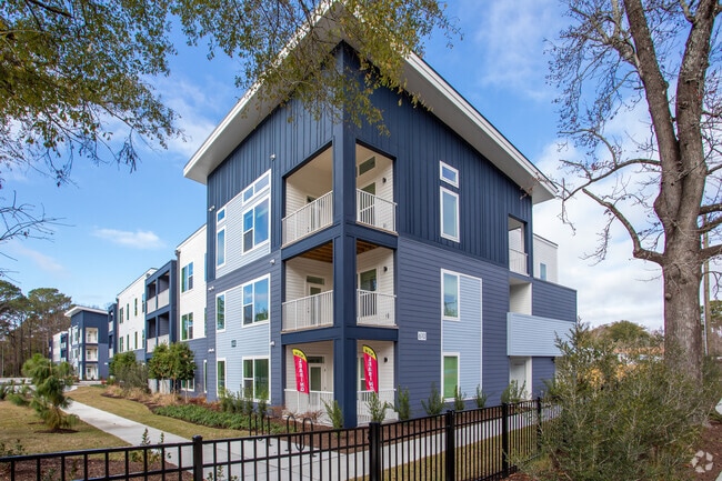 Building Photo - Ethos 622