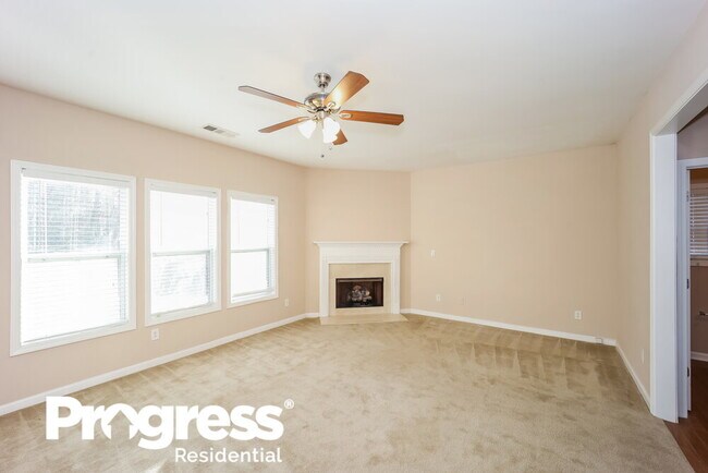 Building Photo - 2425 Village Green Dr