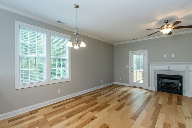 Building Photo - 3 bedroom/2.5 Bath End Unit Townhome in Ho...