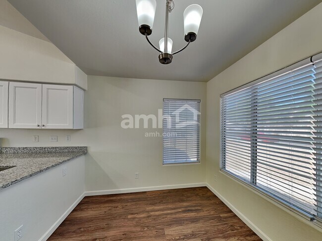 Foto del edificio - 7647 W Cameron Dr