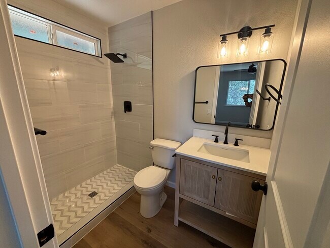 Foto del edificio - 4064 Chestnut Ln