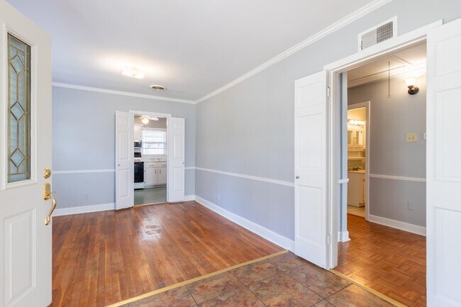 Foto del edificio - 742 Ivy Rd