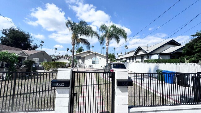 Foto del edificio - New ADU  gated & back yard