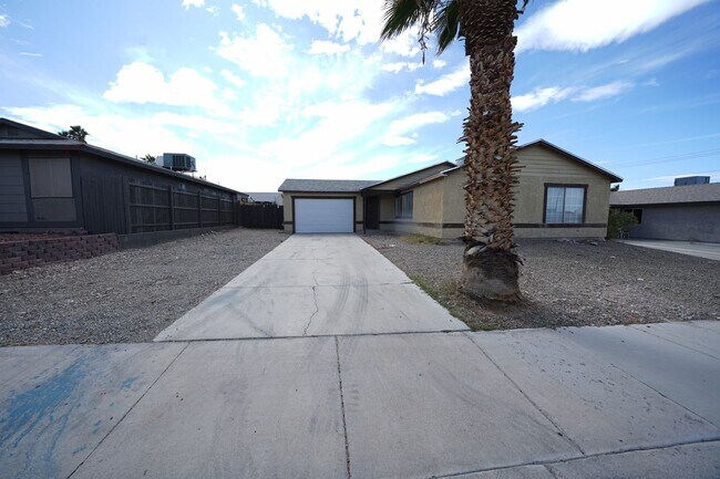 Foto del edificio - SHOWINGS AVAILABLE NOW