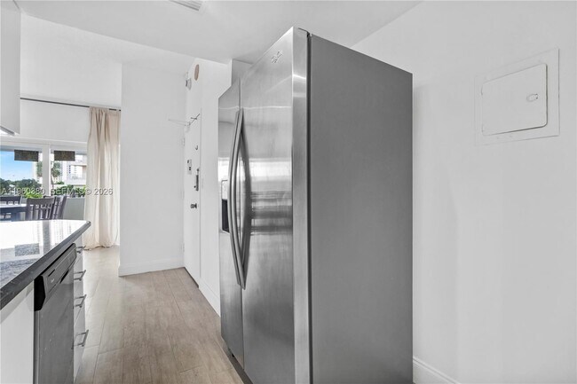 Building Photo - 500 Bayview Dr