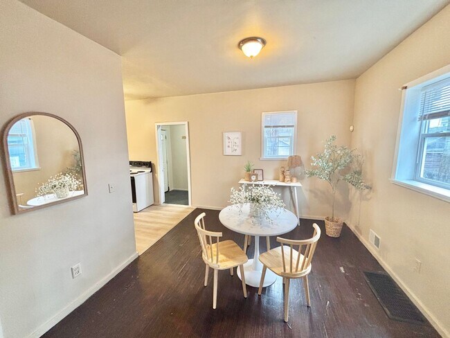 Foto del edificio - Spacious 3bd House | Driveway | Enclosed Porch