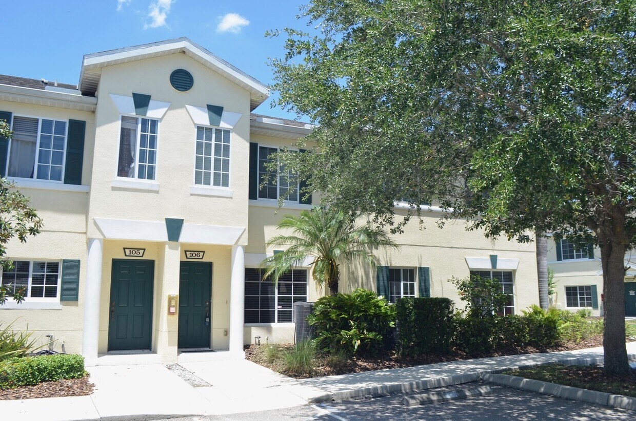 Primary Photo - beautiful townhome in Heritage Harbour
