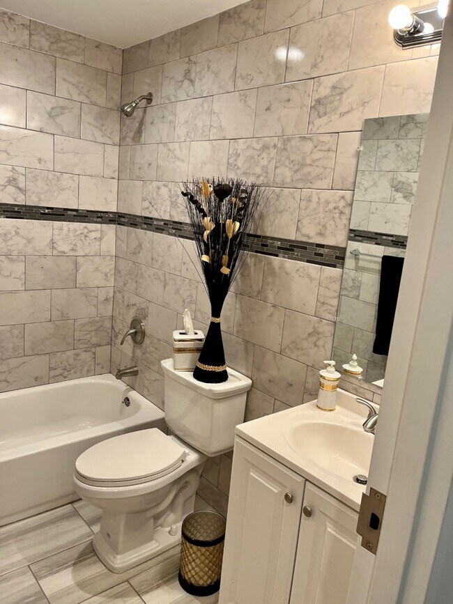 Baño de lujo amplio y luminoso - 1810 Benning Rd NE