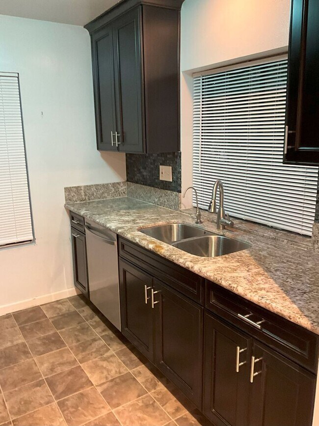 Building Photo - Dual Master Bedroom Condo in Mira Mesa.