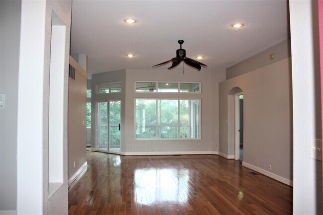 Building Photo - 8423 Old World Ct