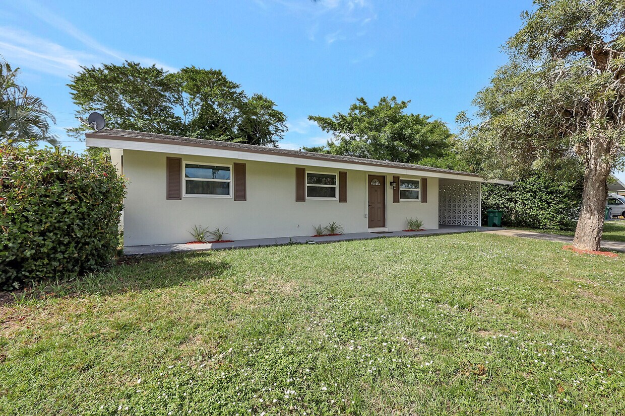 Primary Photo - 830 SW Airoso Blvd