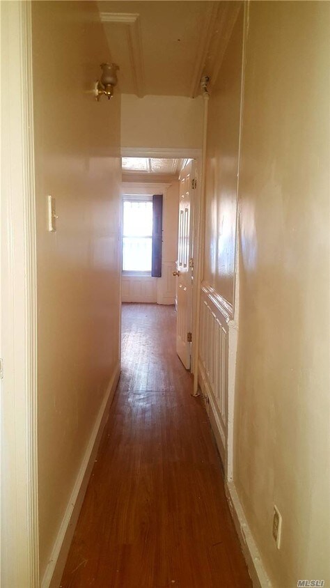 Building Photo - 604 Halsey St