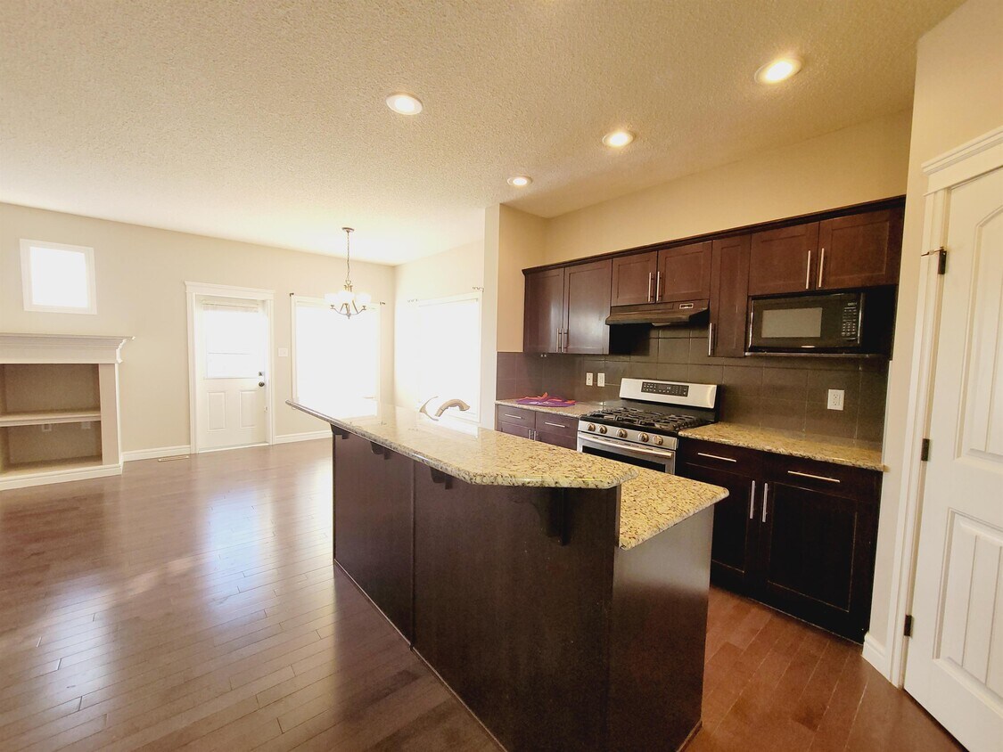 Photo principale - 16806-16840 40 St NW
