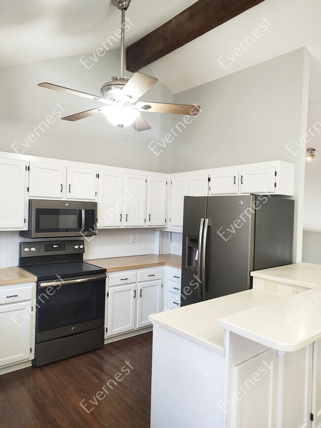 Foto del edificio - 3 Bed & 2.5 Bath House in Olathe / Pet-Fri...