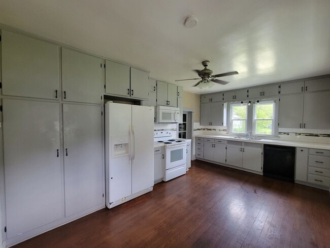 Foto del edificio - Charming 2 Bedroom, 1 Bathroom Ranch in Downtown Three Oaks